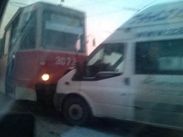 Трамвай и маршрутка столкнулись лоб в лоб в Новосибирске